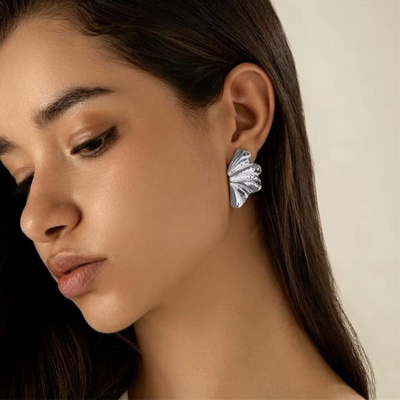 Esme - Silver Maple Leaf Stud Earrings Trend 2024-2025 - Picture 3 of 9